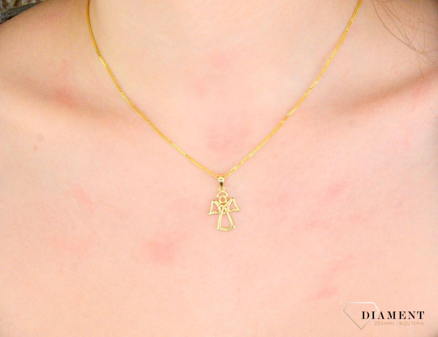 Zawieszka złota anioł próba 375, ZA 7401 375 Wisiorek został wykonany z wysokiej jakości złota próby 375. Złoto to jeden z najpopularniejszych kruszców, cenione przez kobiety na całym świecie 1.jpg